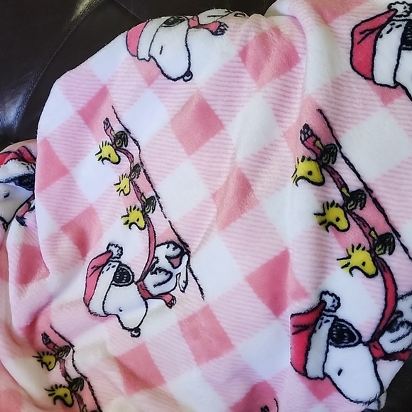 Brand new Berkshire Peanuts Snoopy Pink Holiday Blanket - Picture 3 of 8